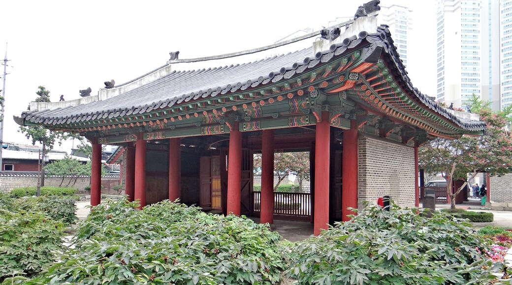 Donggwanwangmyo, or Dongmyo Shrine, built in 1601 in Seoul, is an ancestral shrine where ancestral sacrifices to the Chinese commander Guan Yu (162-219) were performed.