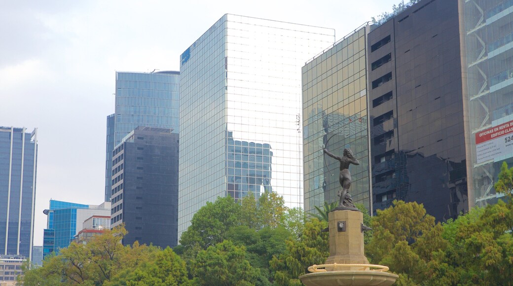 Reforma featuring a fountain, a statue or sculpture and a city