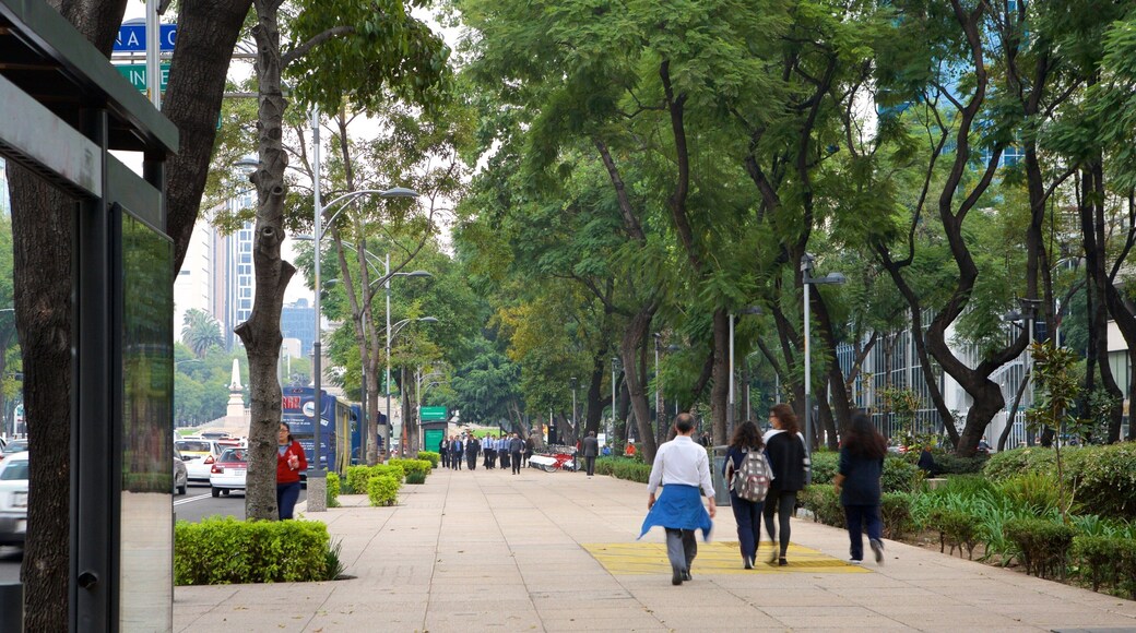 Reforma som omfatter gadeliv og en have såvel som en lille gruppe mennesker