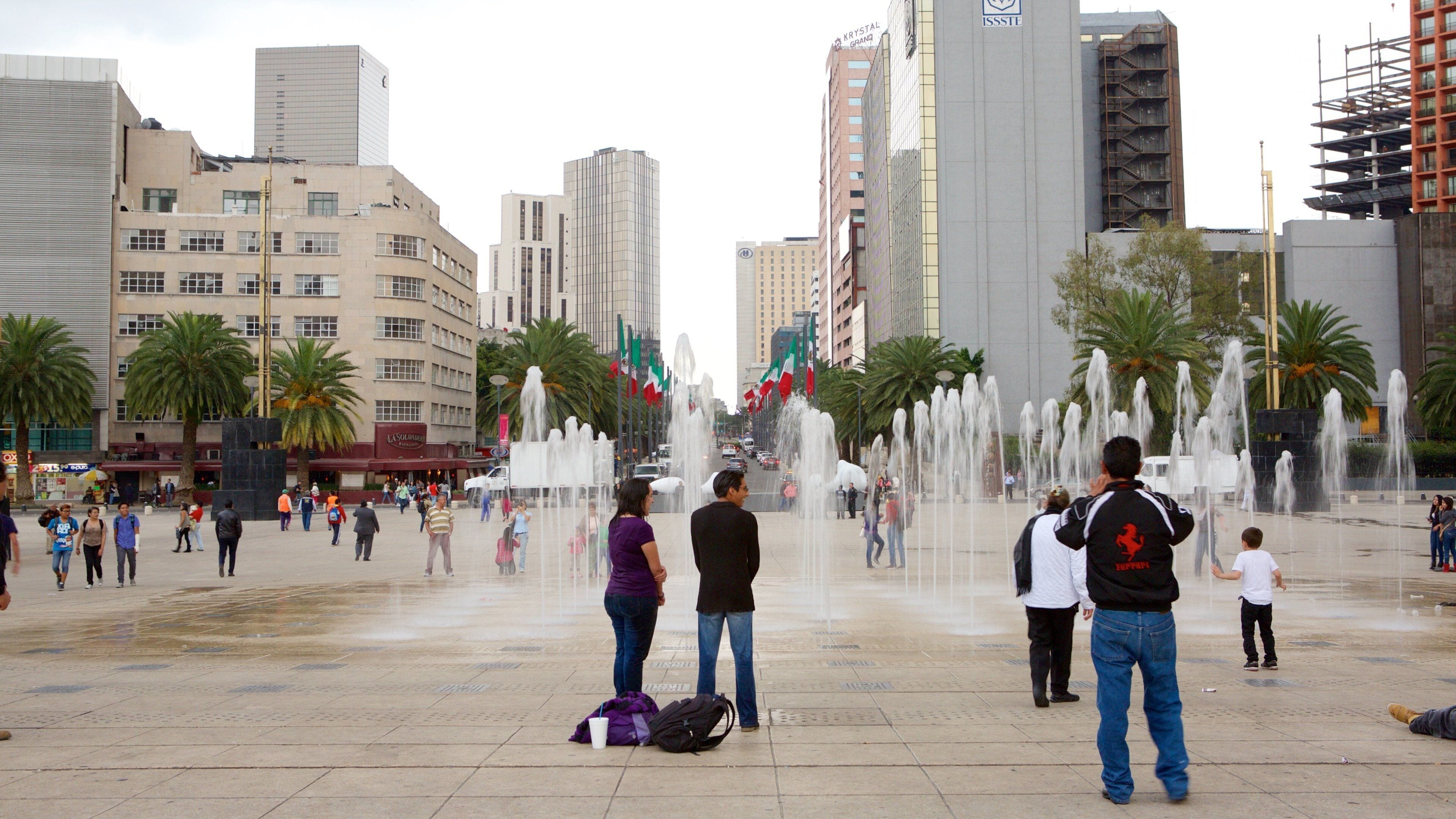 Reforma featuring a square or plaza, a city and a fountain