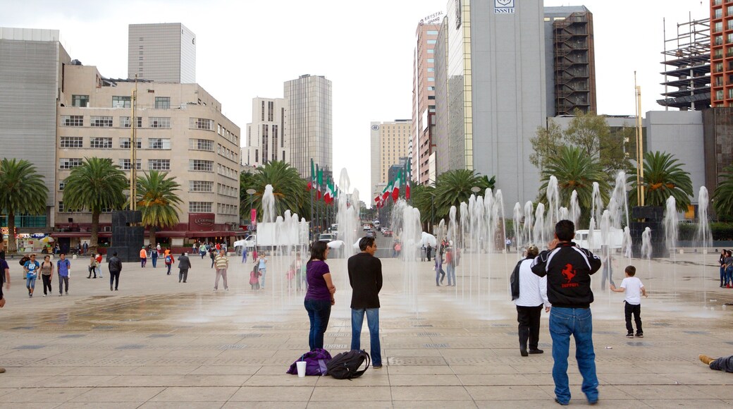 Reforma featuring a square or plaza, a city and a fountain