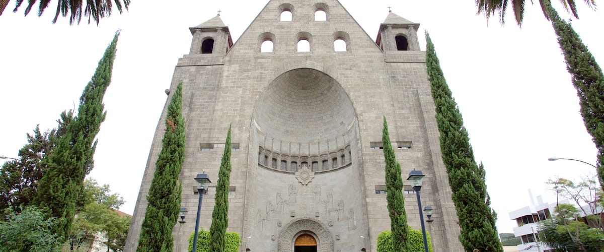 Polanco which includes heritage architecture, a church or cathedral and a park
