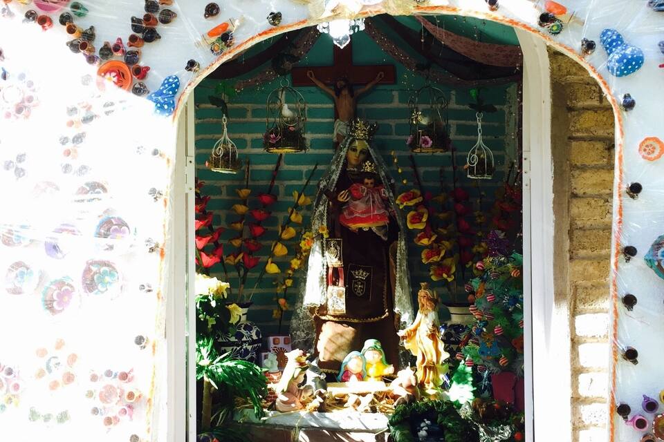 Um santuário colorido com estátuas e decorações religiosas.