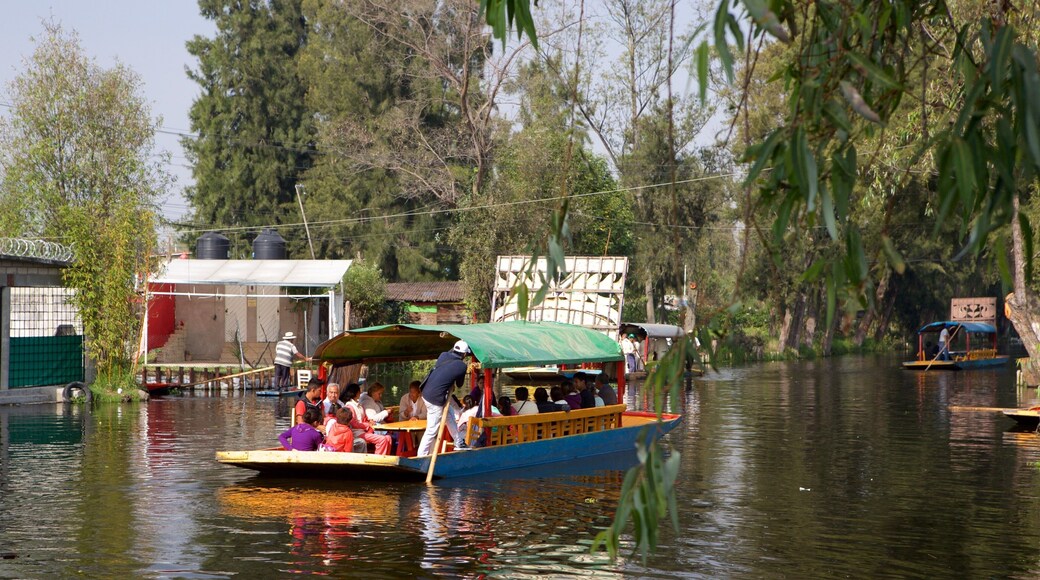 Xochimilco fasiliteter samt elv eller bekk og båter