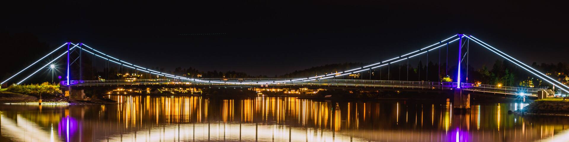 Most w Sandvika na wyspę Kalvoya nocą