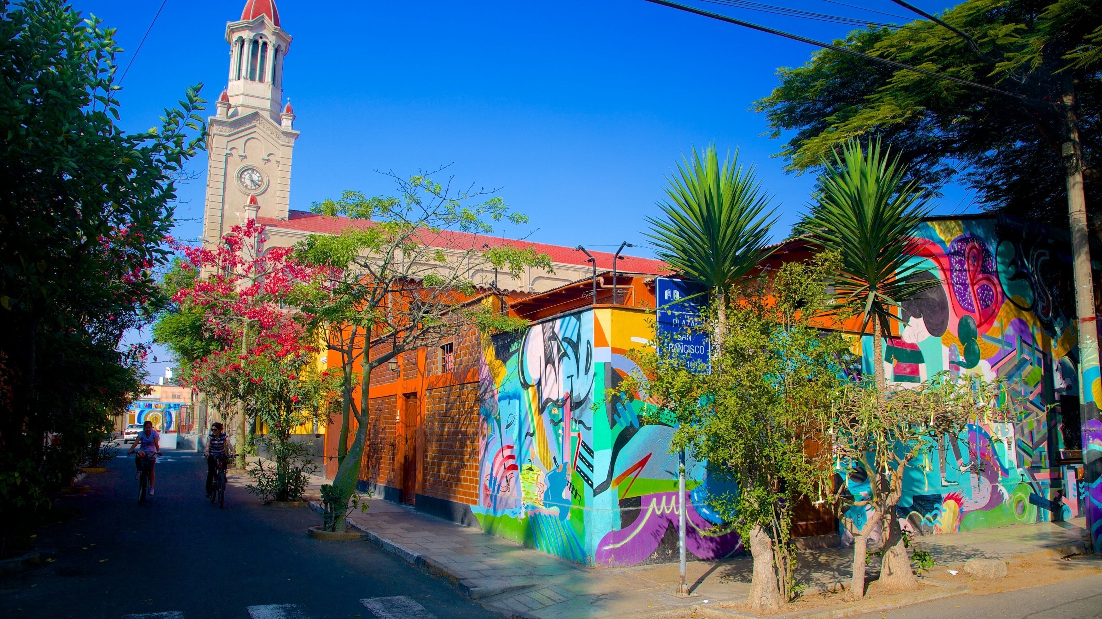 Barranco showing outdoor art and a city