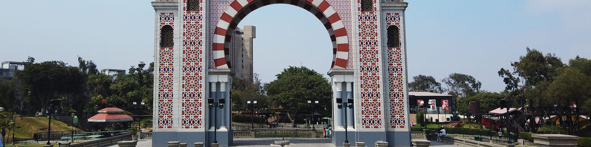 Parque de Amistad en el distrito de Surco de la Capital de Lima - Perú. Panoramic view of Friendship Park in the district of Santiago de Surco in the capital of Lima - Peru