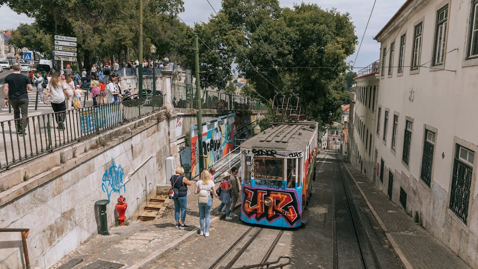 Bairro Alto showing street scenes and railway items
