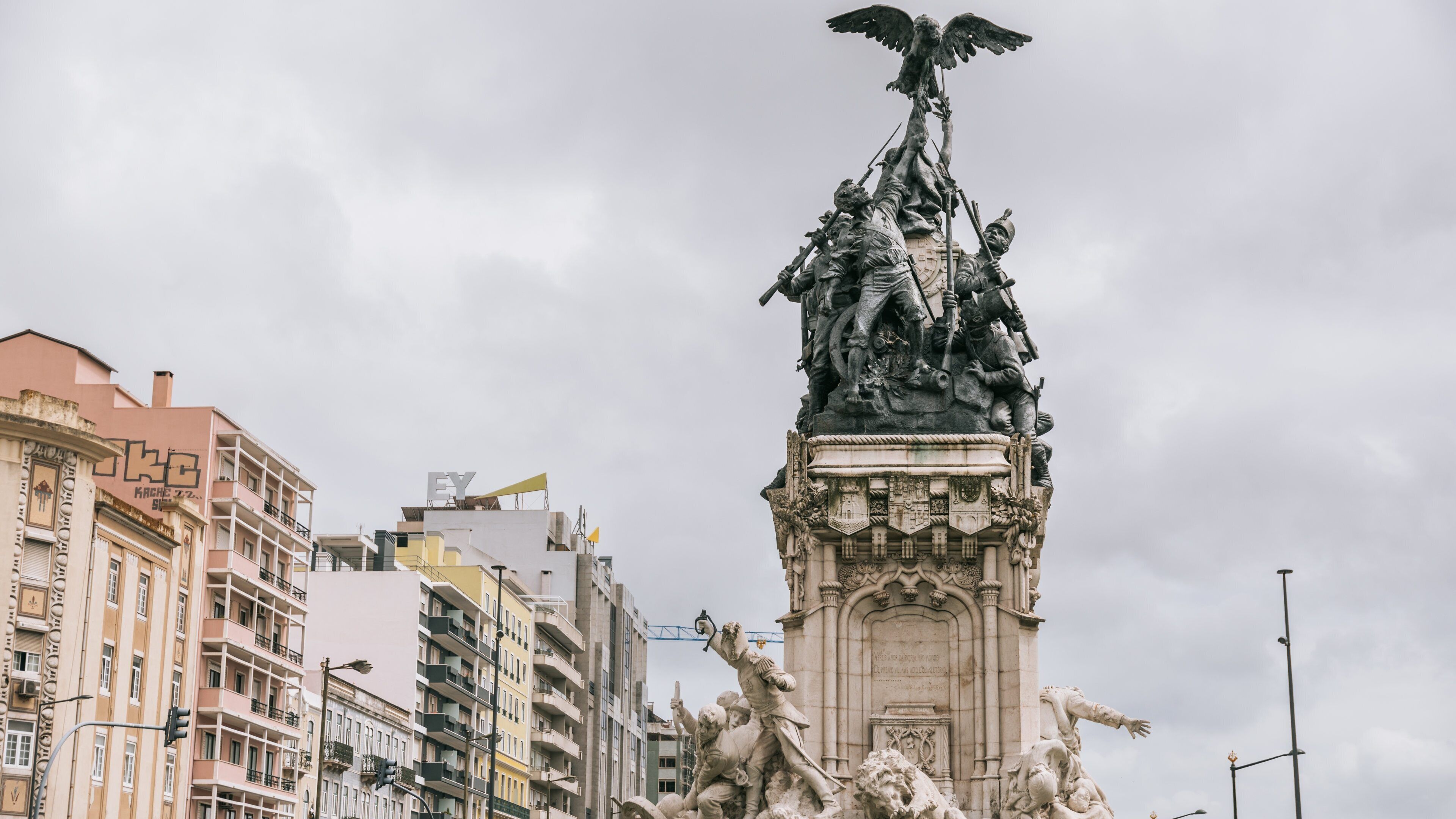 Areeiro which includes a monument, a statue or sculpture and a city