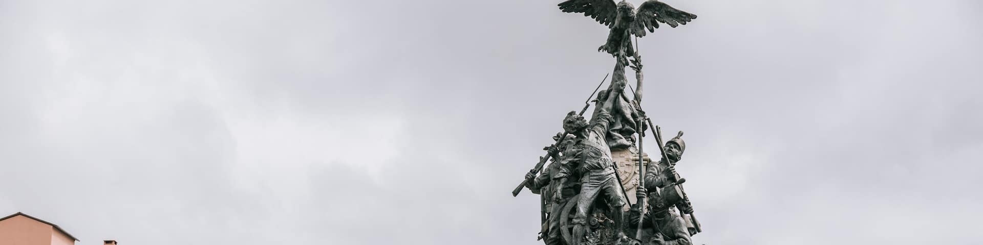 Areeiro which includes a monument, a statue or sculpture and a city