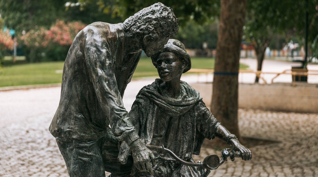 Areeiro showing a statue or sculpture
