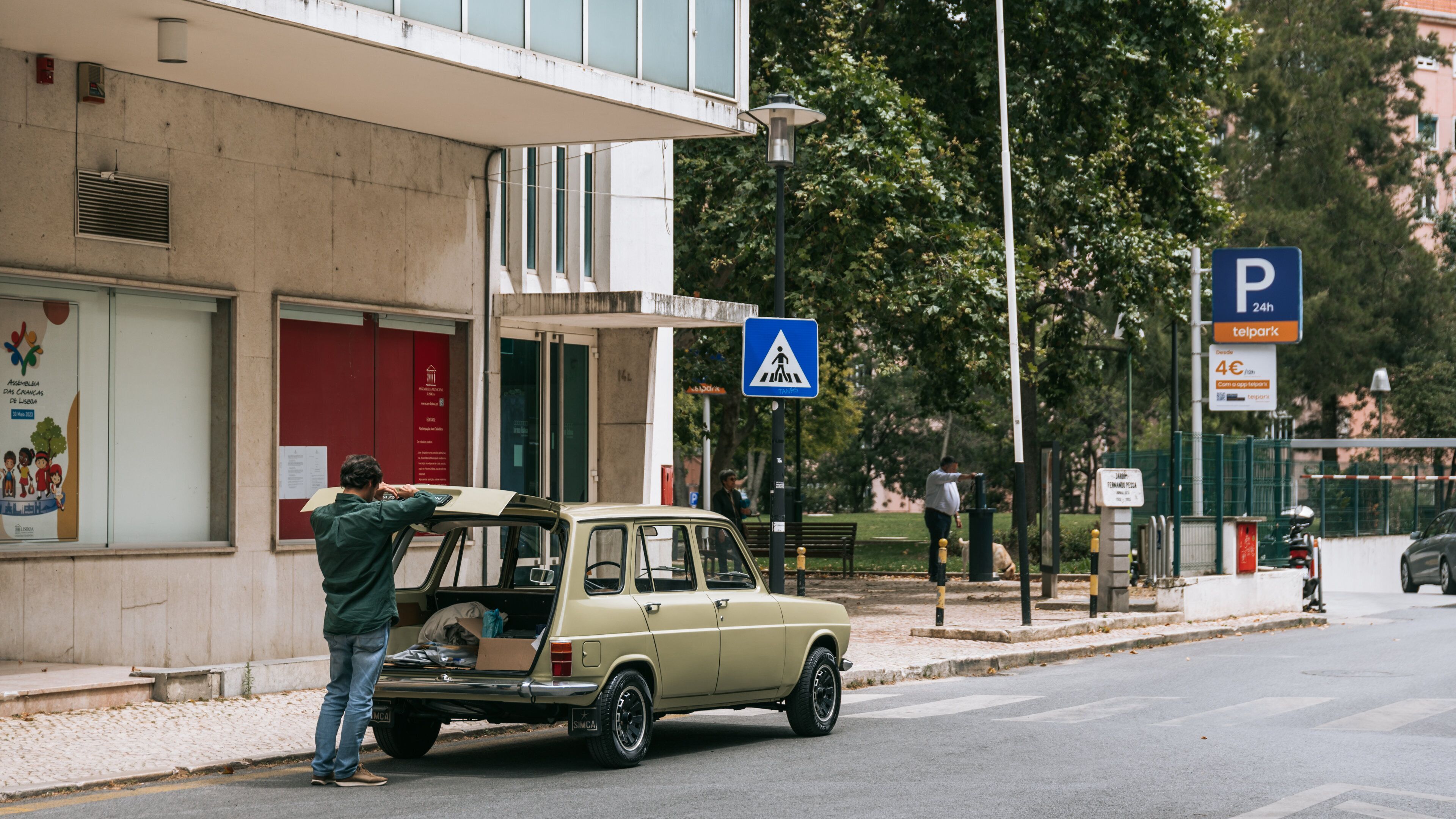 Areeiro showing street scenes