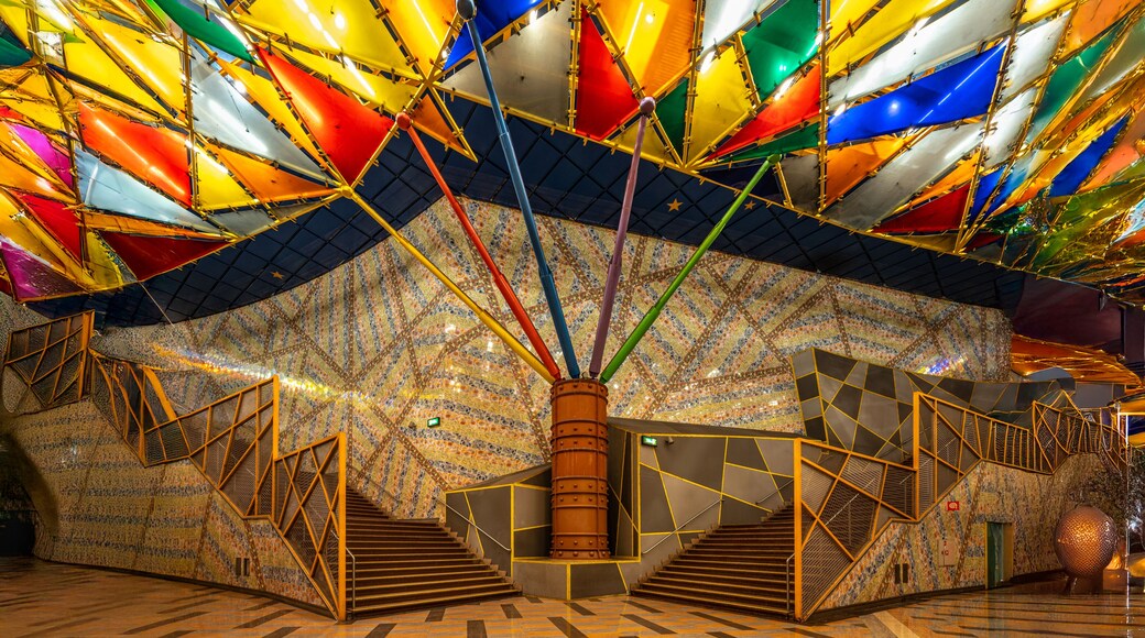 U-Bahn Station Olaias, seitliche Treppen führen zu einer in der Mitte stehenden Säule, oben sieht man bunte Glasmosaike