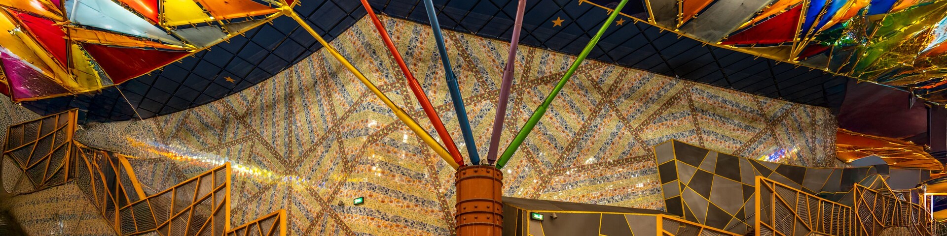 U-Bahn Station Olaias, seitliche Treppen führen zu einer in der Mitte stehenden Säule, oben sieht man bunte Glasmosaike