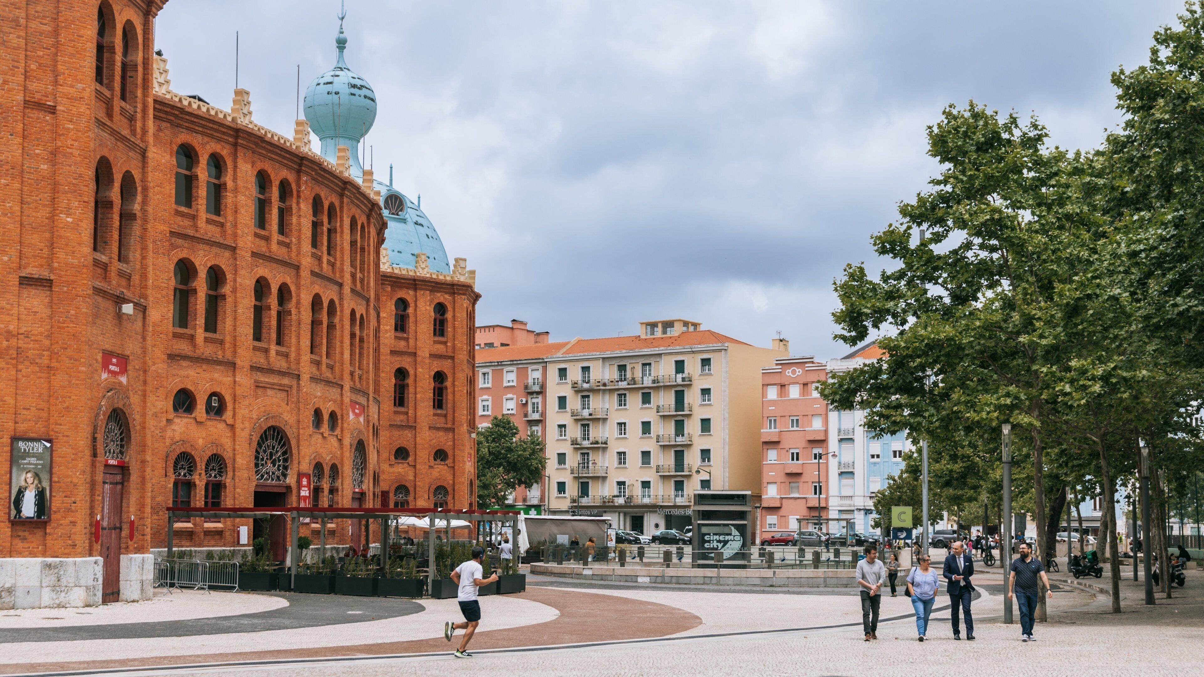 Entrecampos showing street scenes, heritage architecture and a city