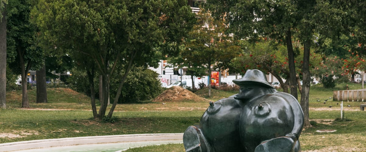 Campo Grande showing a park, outdoor art and a pond