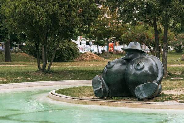 Campo Grande showing a park, outdoor art and a pond