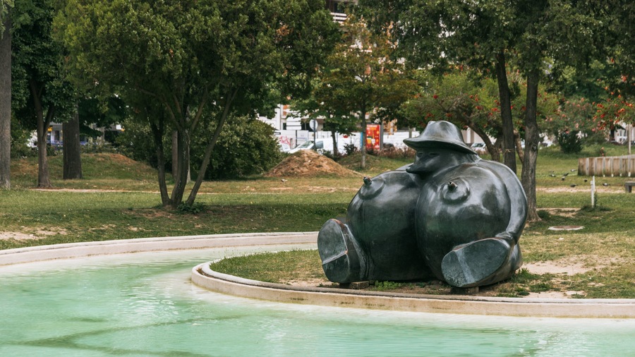 Campo Grande showing a park, outdoor art and a pond