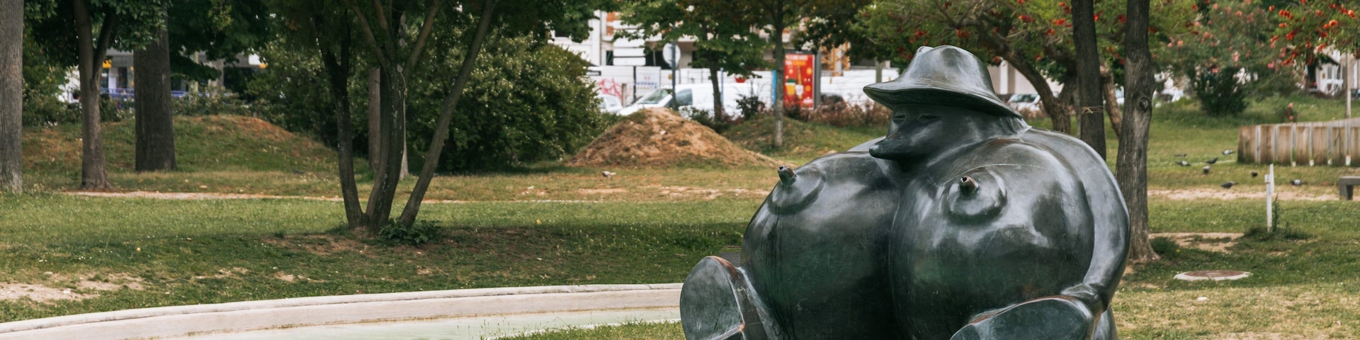 Campo Grande showing a park, outdoor art and a pond