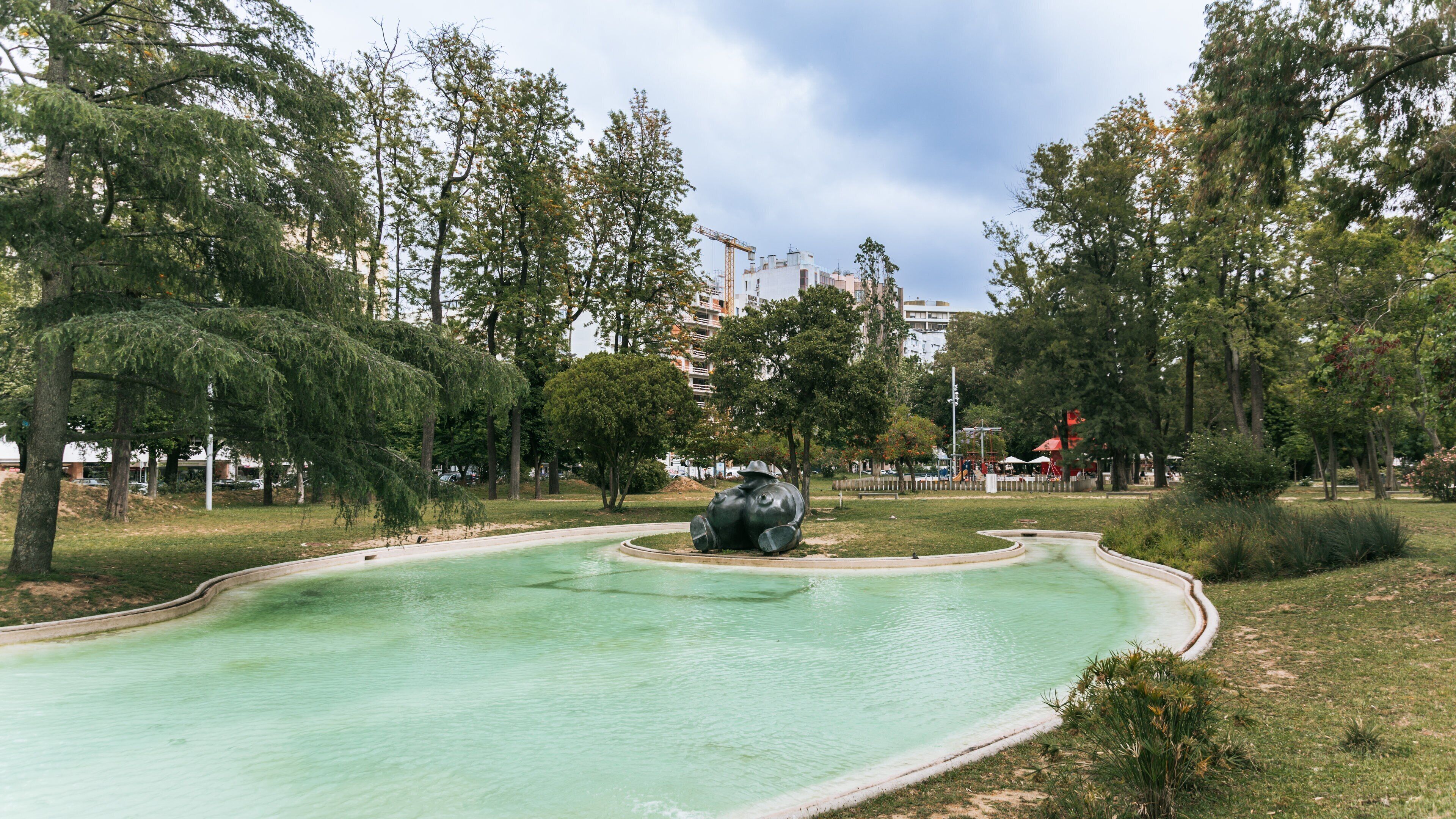 Campo Grande showing a park and a pond