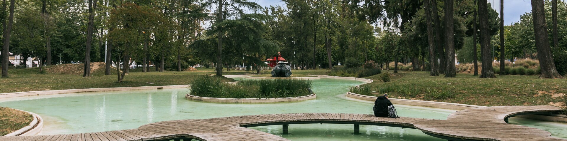 Campo Grande which includes a pond and a park