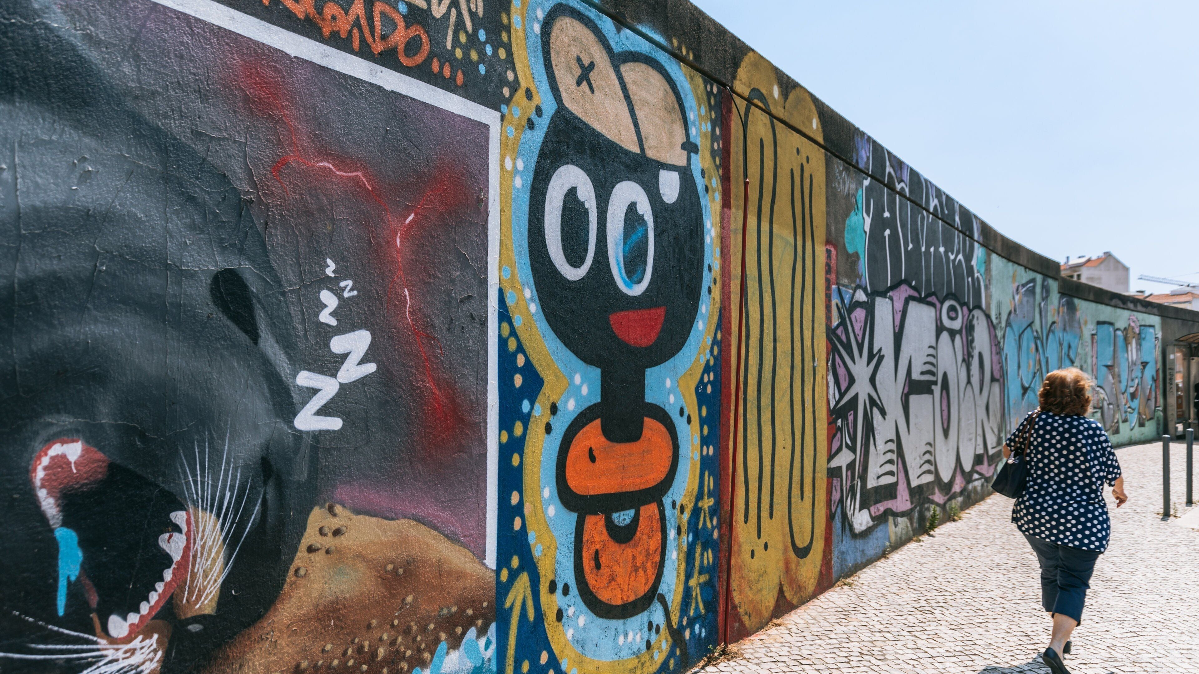 Campolide which includes street scenes and outdoor art