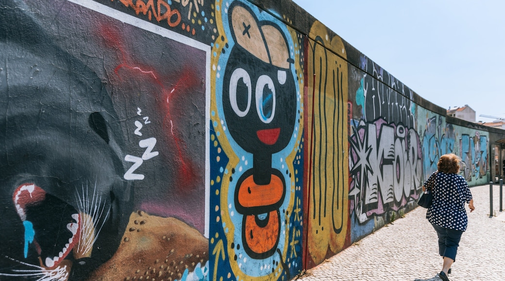 Campolide which includes street scenes and outdoor art