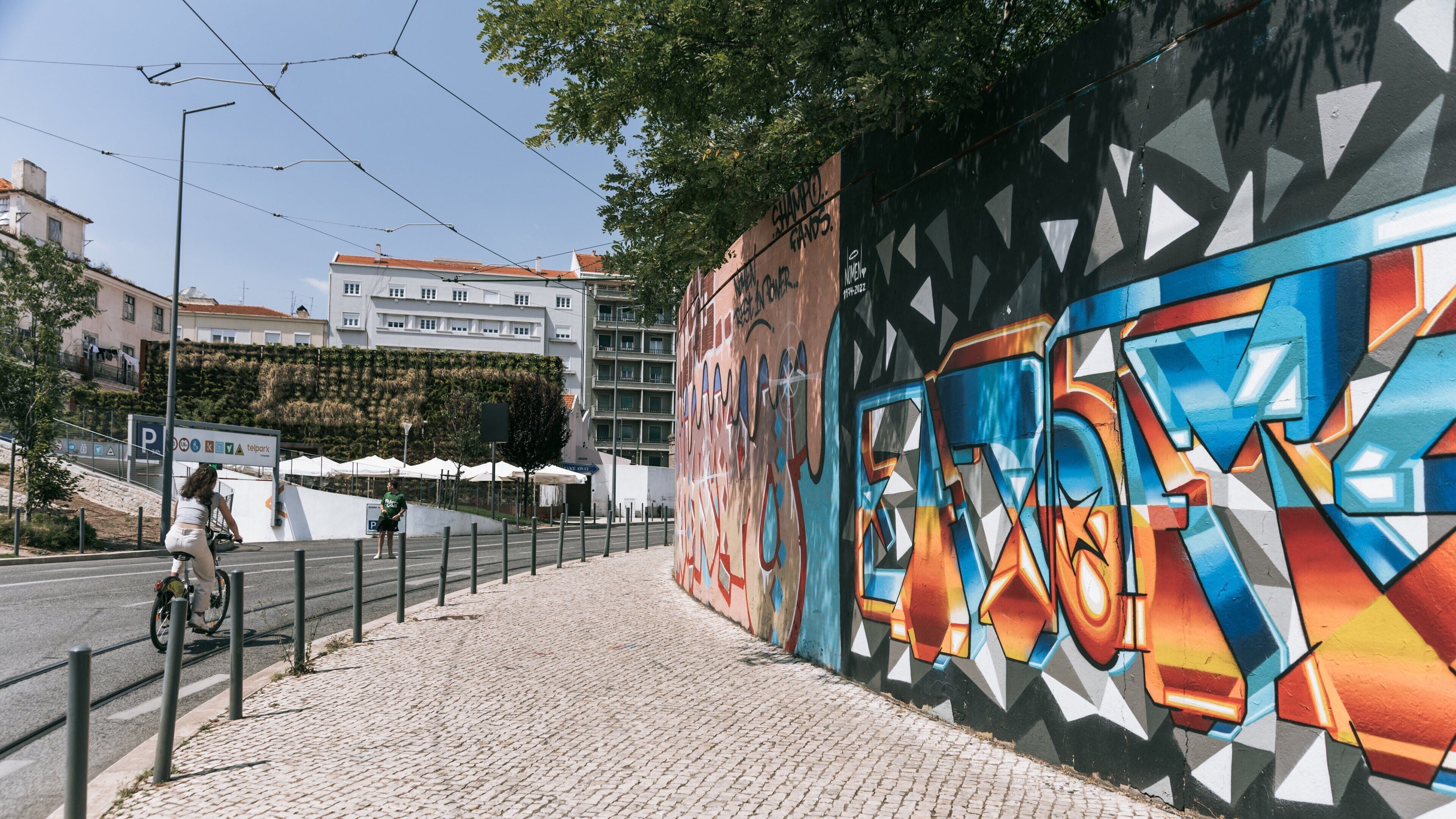 Campolide which includes outdoor art and cycling