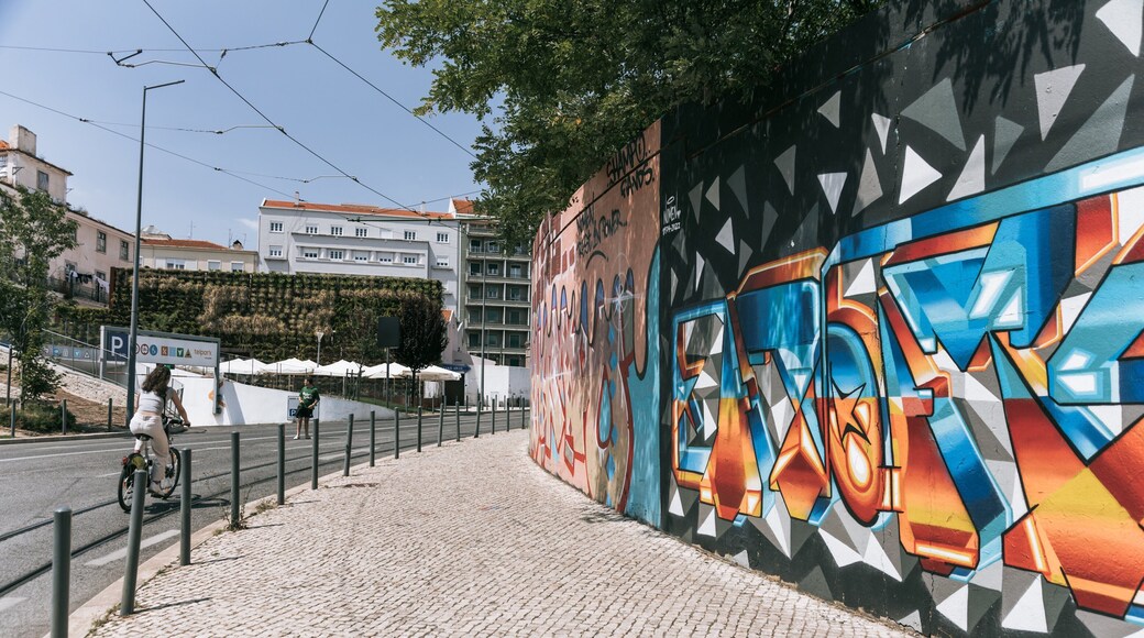 Campolide which includes outdoor art and cycling