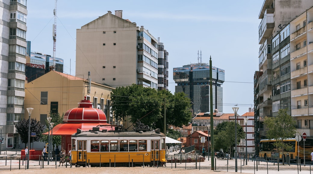 Campolide which includes a city and railway items