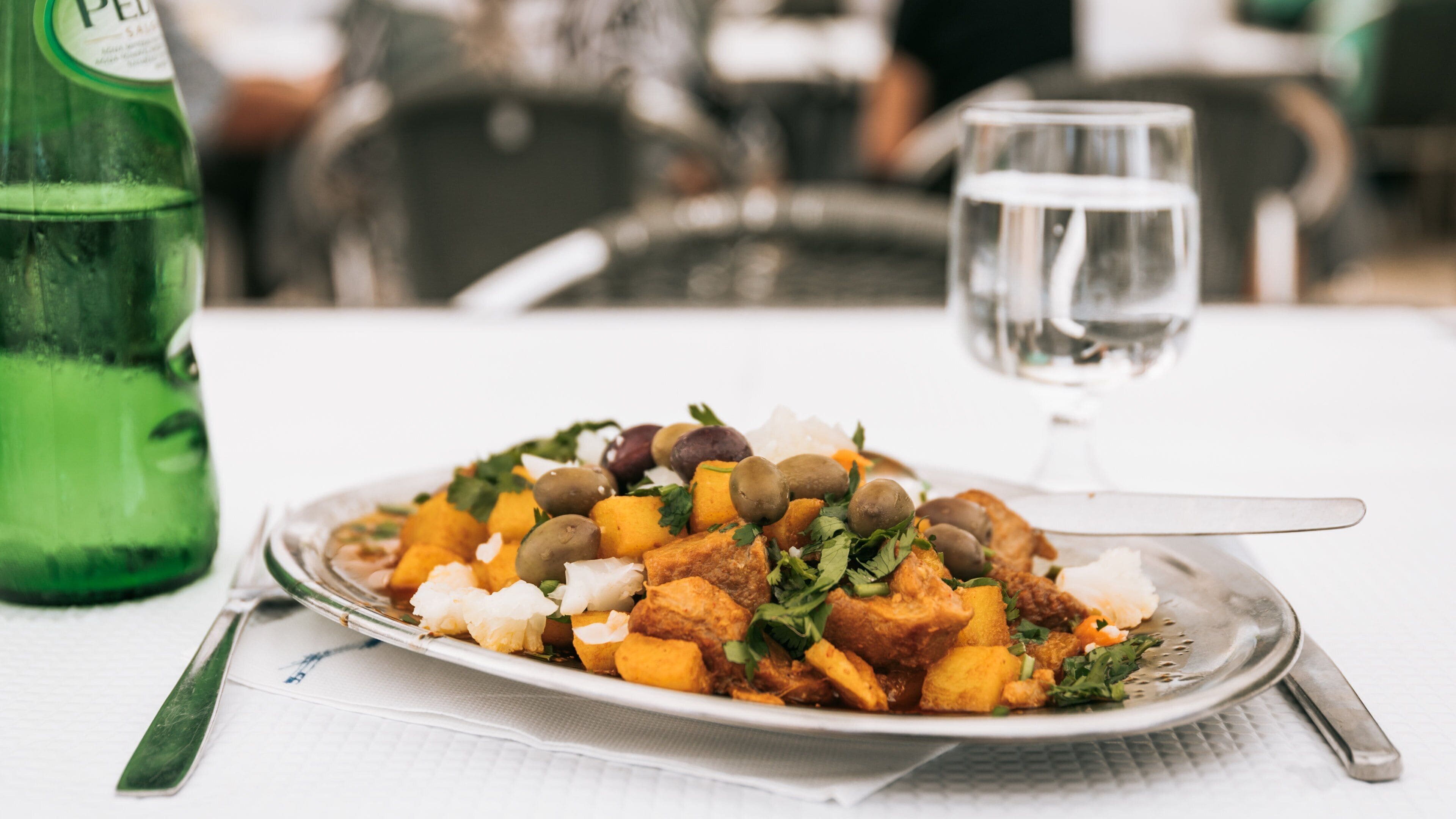 Campolide showing dining out and food