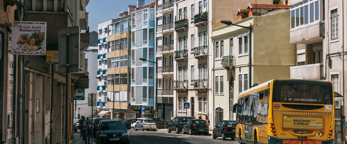 Campolide showing a city