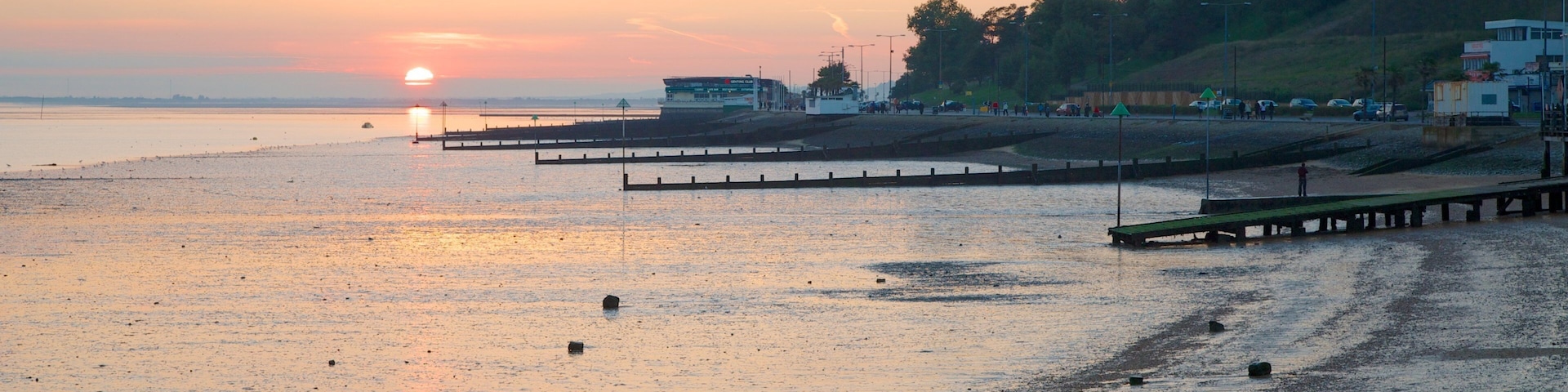 Southend-on-Sea que inclui uma cidade litorânea, um pôr do sol e uma praia de areia
