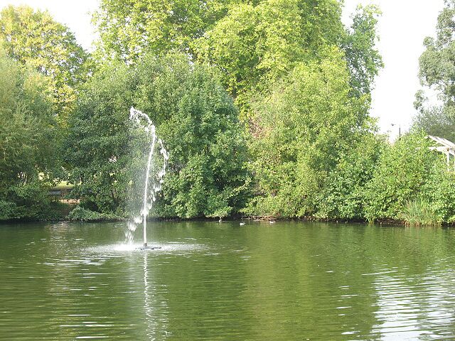Oscillating fountain in Manor House Park This fountain uses a simple oscillating base to produce patterns of cascading water.