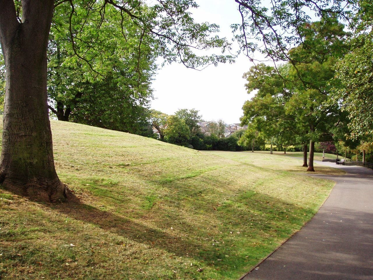 With nice views over London, this park is split into upper and lower areas, with tennis courts, playgrounds, a pond and so on. Photo taken September 2007. Owner: London Borough of Lewisham.