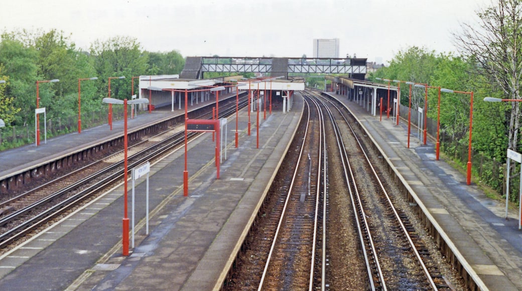 Hither Green station, 1992. View NW, towards London: ex-SE&CR main lines from Charing Cross/Cannon Street and London Bridge, also Holborn Viaduct and Blackfriars via Nunhead, to Orpington, Tonbridge, Dover etc.; junction of the line to Dartford via Sidcup, which branched off behind the bushes on the right, serving separate platforms not visible.