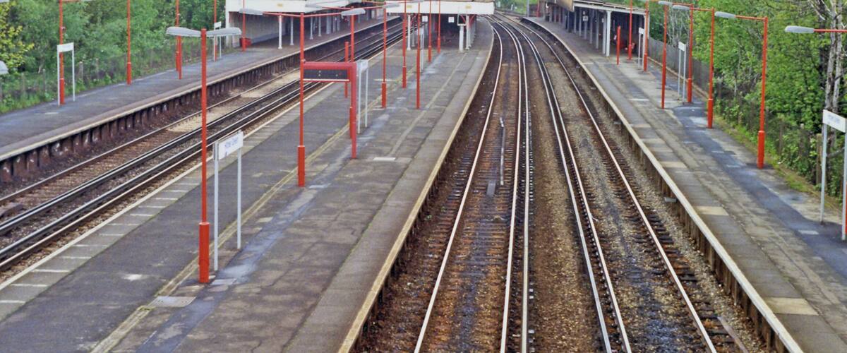 Hither Green station, 1992. View NW, towards London: ex-SE&CR main lines from Charing Cross/Cannon Street and London Bridge, also Holborn Viaduct and Blackfriars via Nunhead, to Orpington, Tonbridge, Dover etc.; junction of the line to Dartford via Sidcup, which branched off behind the bushes on the right, serving separate platforms not visible.
