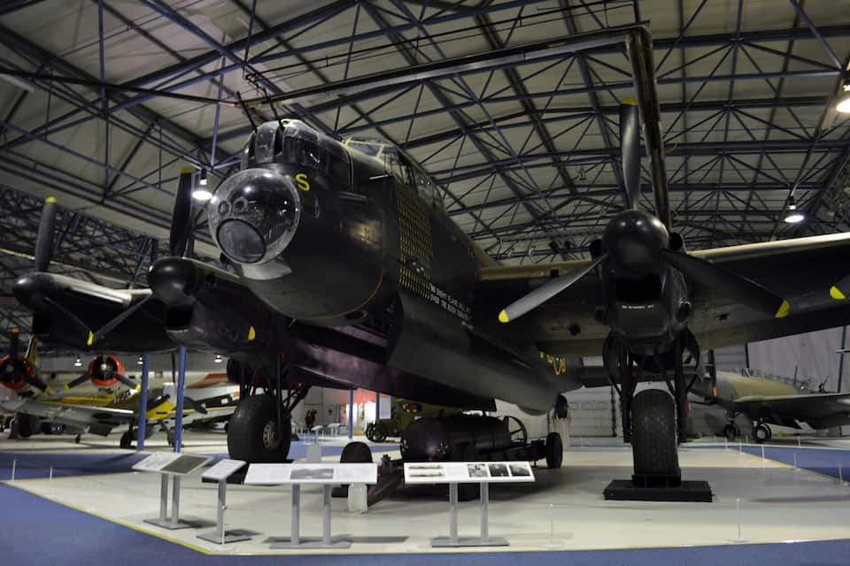 Un avió militar gran exposat en un hangar.