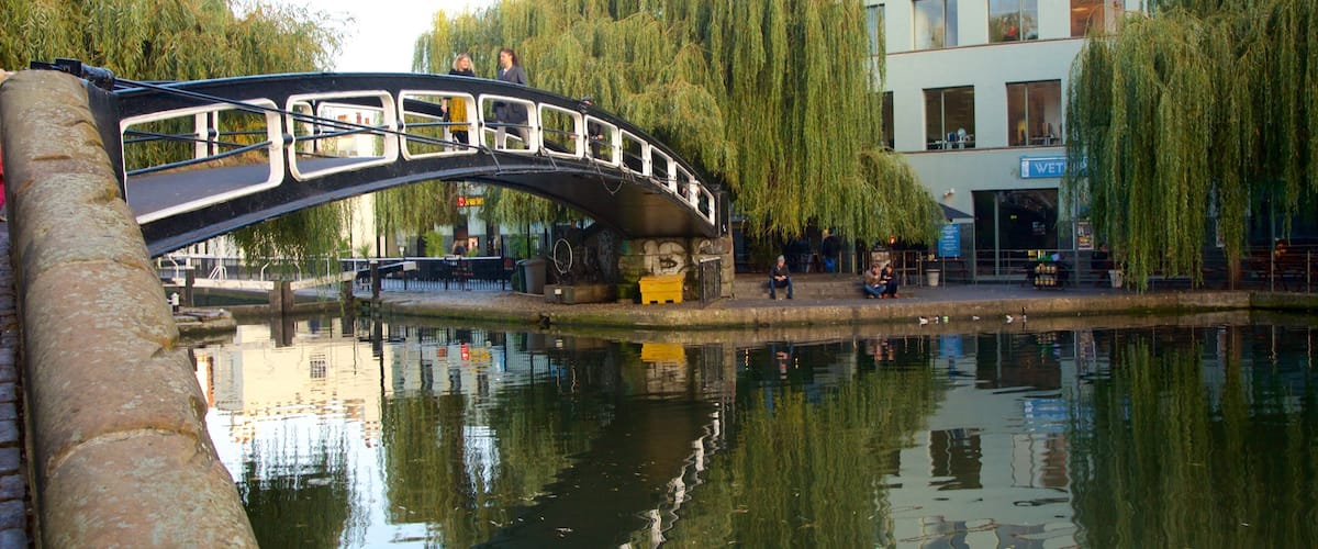 Londres montrant pont et rivière ou ruisseau aussi bien que petit groupe de personnes