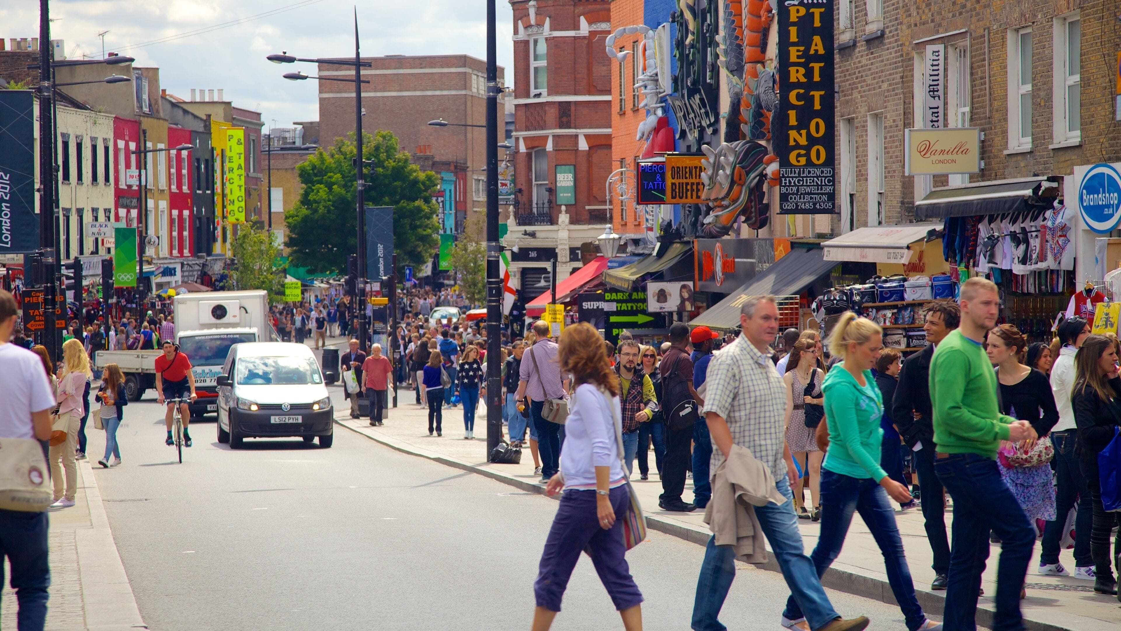 Camden Town featuring city views and street scenes as well as a large group of people