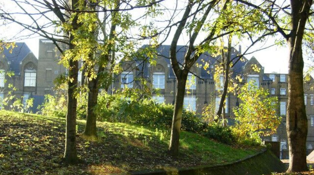 Archway Park Although small and immediately adjacent to Archway Road, Archway Park has a surprisingly secluded feel. The building in the background, across Archway Road, was part of Whittington Hospital but is now owned jointly by Middlesex University and University College London and operates as the Archway Campus.