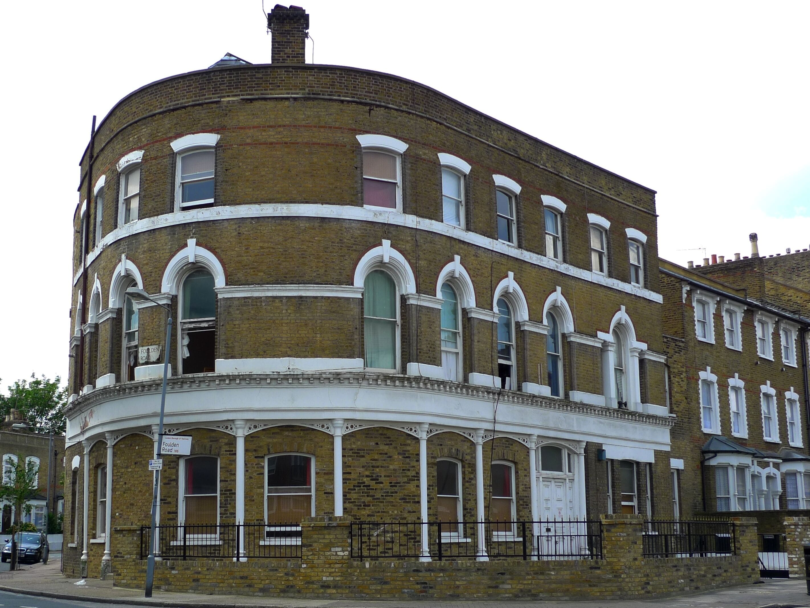 Imposing former pub building, now, like many others, residential. Address: 277 Amhurst Road. Links: Dead Pubs (history)