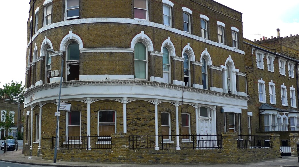 Imposing former pub building, now, like many others, residential. Address: 277 Amhurst Road. Links: Dead Pubs (history)