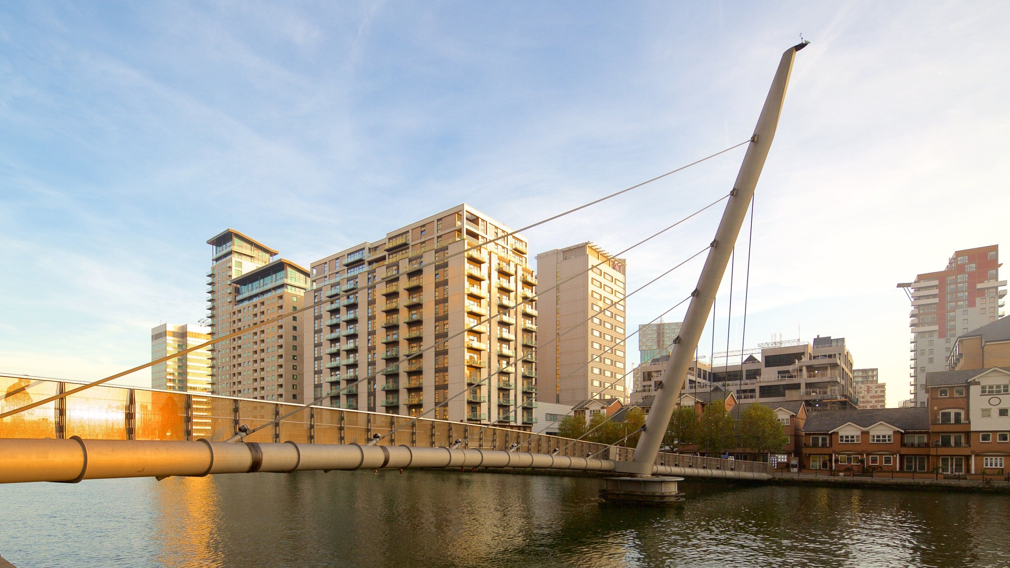 Canary Wharf mettant en vedette une rivière ou un ruisseau, une ville et un pont