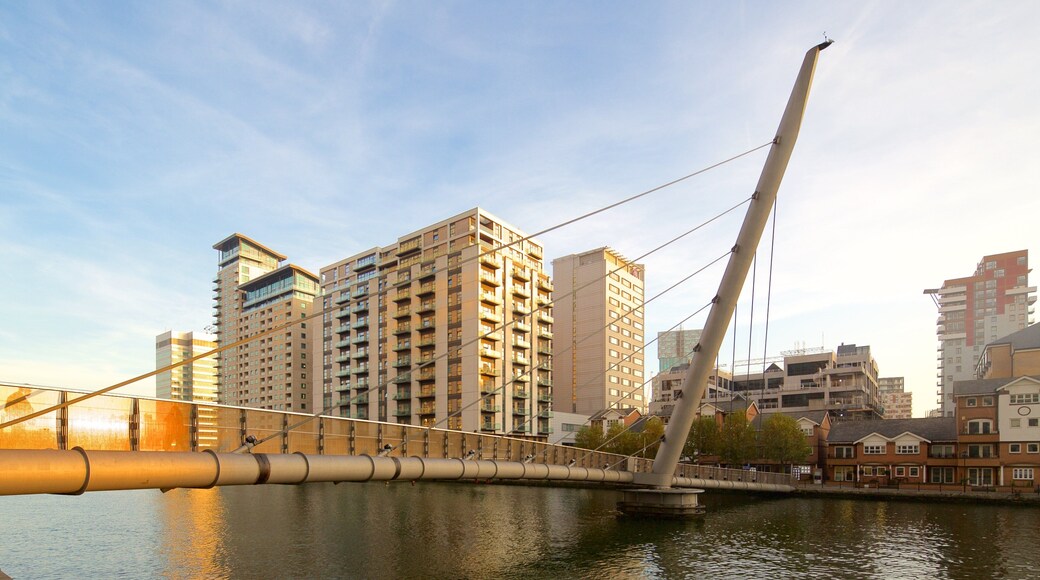 Canary Wharf mettant en vedette une riviĂšre ou un ruisseau, une ville et un pont