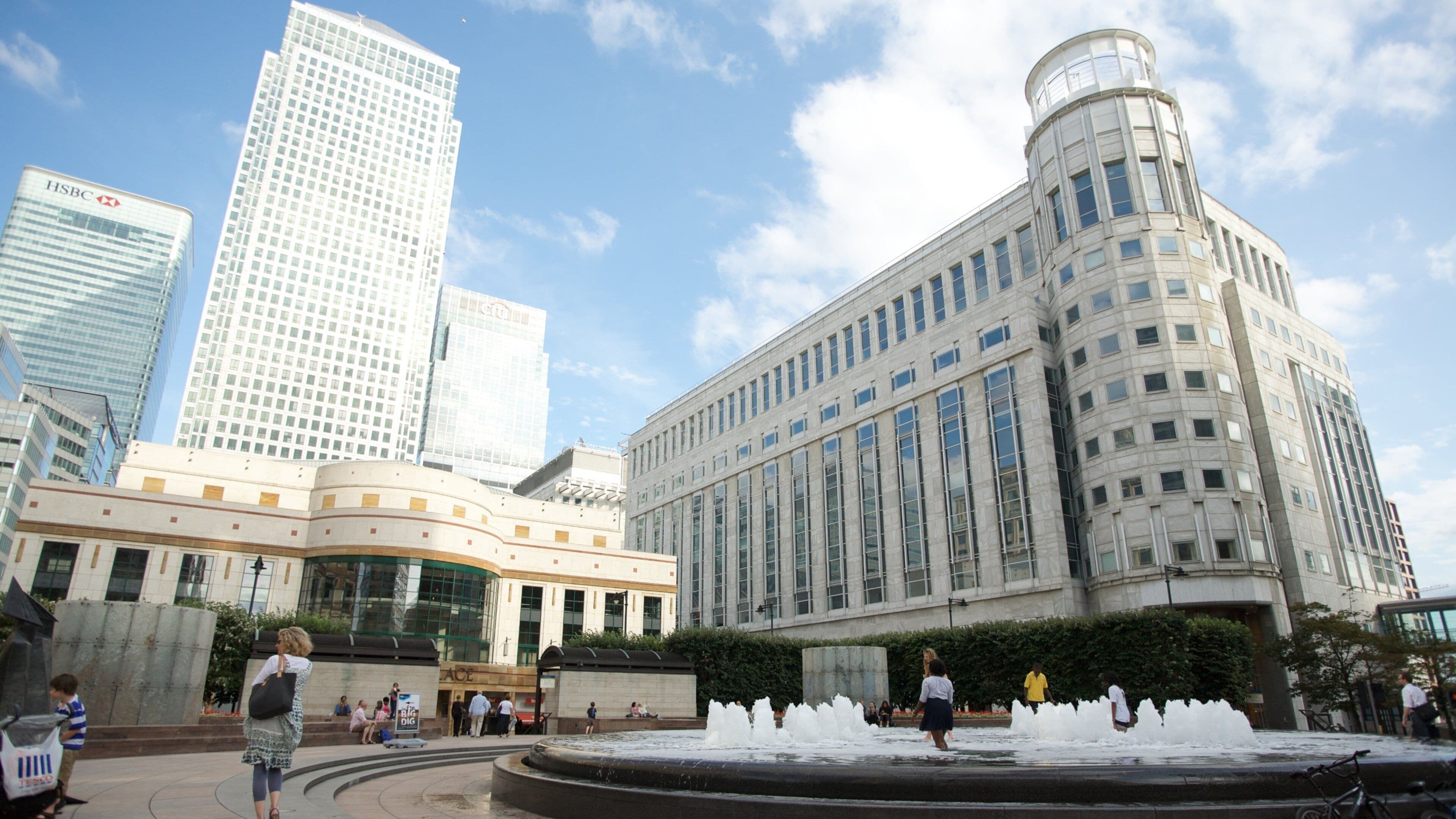 Canary Wharf mit einem Springbrunnen und Stadt