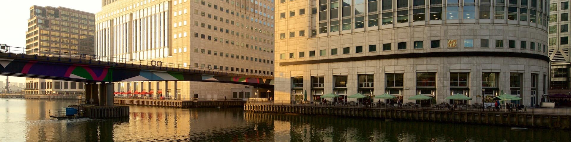 Canary Wharf mettant en vedette pont, riviĂšre ou ruisseau et ville