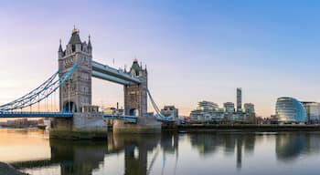 El Puente Tower y edificios modernos a lo largo del río Támesis en Londres.