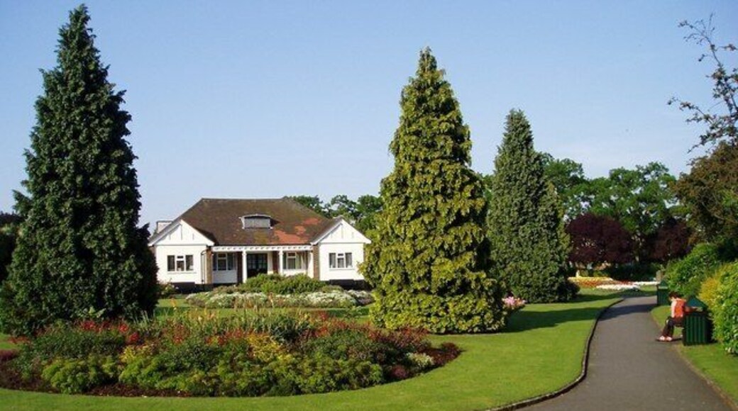 Chapmans Green A small but attractive park in traditional style with bowls and tennis. It holds a Green Flag award. Text adapted from Wikipedia Lordship_Lane_%28Haringey%29