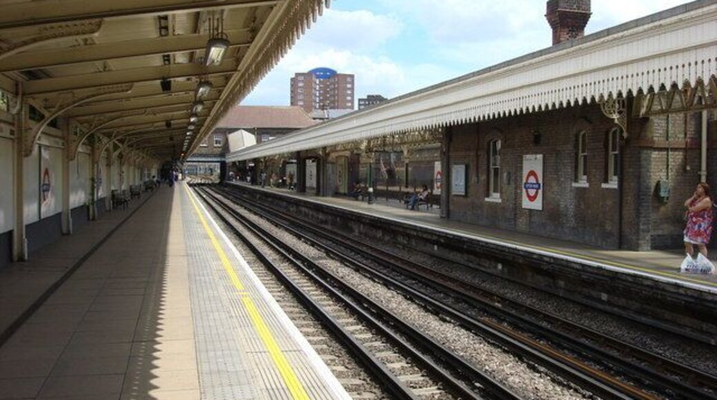 Upton Park tube station, Eastbound platform